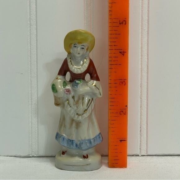 Vintage Ceramic Hand painted Colonial Woman mini figurine - Picture 6 of 11